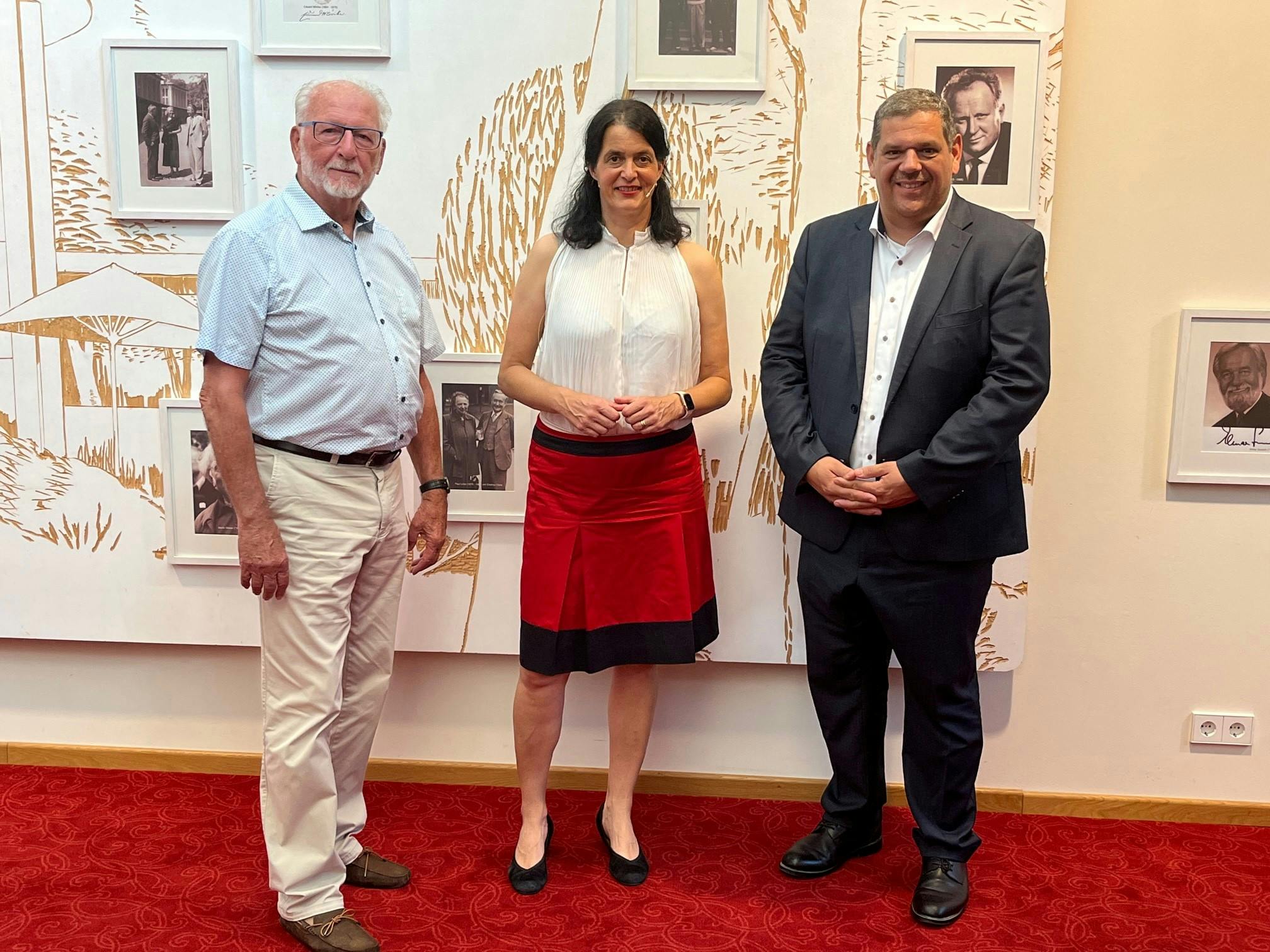 von links: Prof. Dr. Werner Romen, Prof. Dr. Claudia Traidl-Hoffmann, Kurdirektor Sven Dell